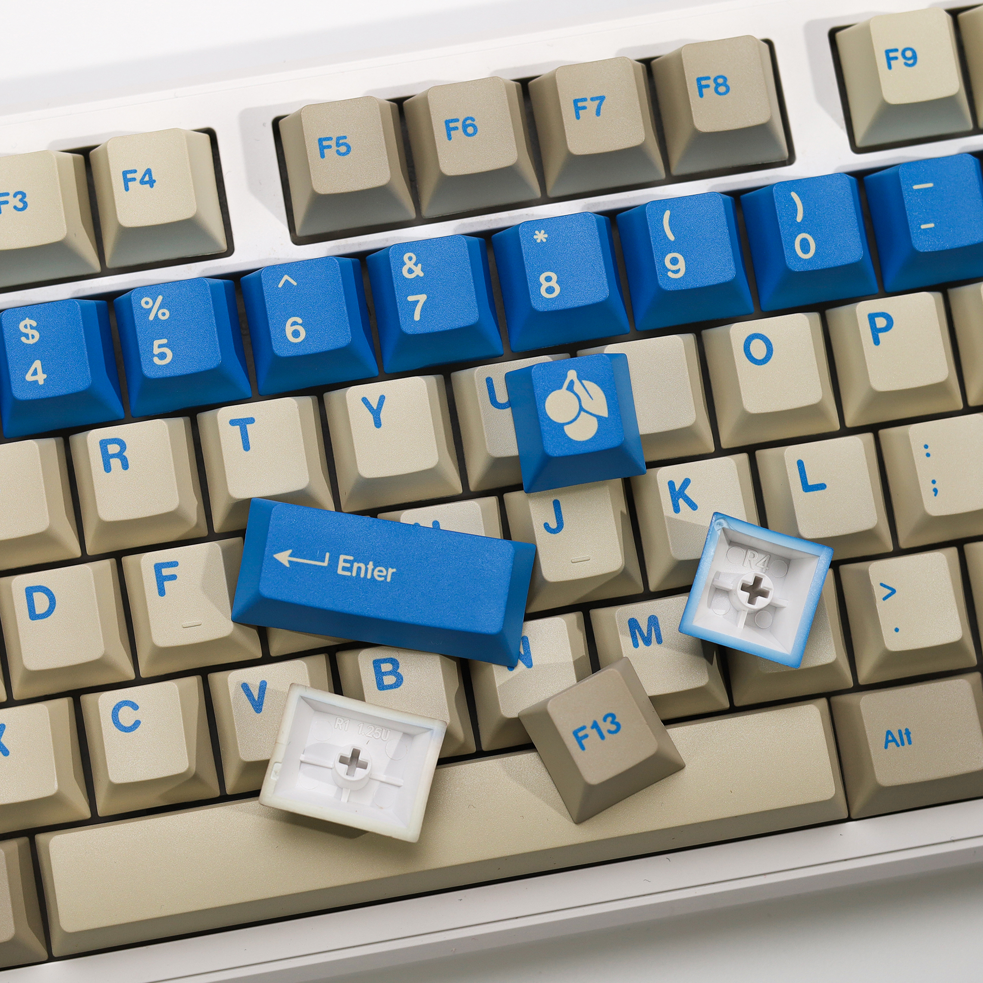 KBDiy Clone Retro GMK Blue Ale - مراجعة Gaming Keyboard No Number Pad وسعره