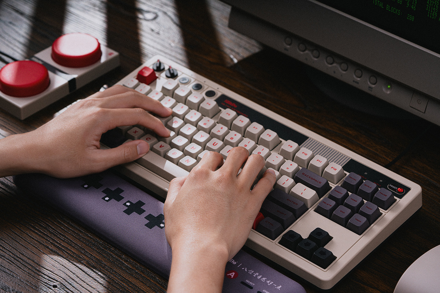 8Bitdo Retro Mechanical Keyboa - مراجعة Gaming Keyboard Hot Swappable وسعره
